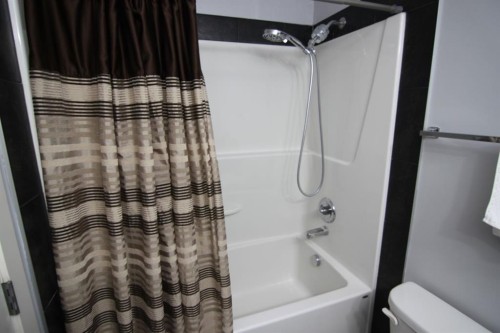 337 Copperpond Landing Se, Calgary, AB - Indoor Photo Showing Bathroom