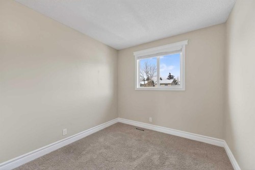 132 Erin Grove Close Se, Calgary, AB - Indoor Photo Showing Other Room