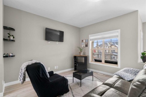 603-32 Horseshoe Crescent, Cochrane, AB - Indoor Photo Showing Living Room