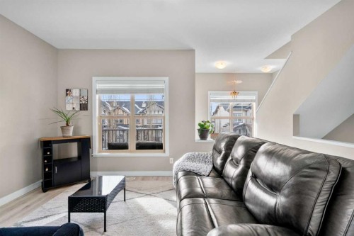 603-32 Horseshoe Crescent, Cochrane, AB - Indoor Photo Showing Living Room