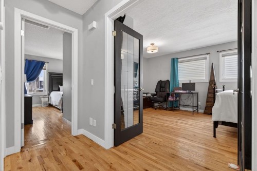 57 Shannon Circle Sw, Calgary, AB - Indoor Photo Showing Other Room