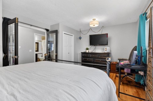 57 Shannon Circle Sw, Calgary, AB - Indoor Photo Showing Bedroom