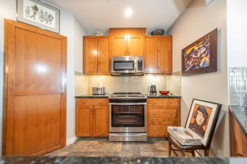 205-4 Hemlock Crescent Sw, Calgary, AB - Indoor Photo Showing Kitchen