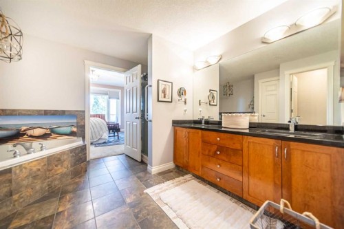 205-4 Hemlock Crescent Sw, Calgary, AB - Indoor Photo Showing Bathroom