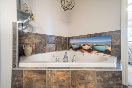 205-4 Hemlock Crescent Sw, Calgary, AB - Indoor Photo Showing Bathroom