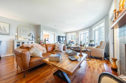 205-4 Hemlock Crescent Sw, Calgary, AB - Indoor Photo Showing Living Room