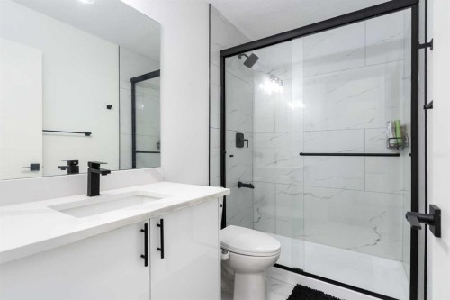 6163 Penworth Road Se, Calgary, AB - Indoor Photo Showing Bathroom