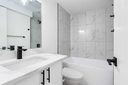 6163 Penworth Road Se, Calgary, AB - Indoor Photo Showing Bathroom