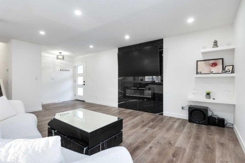 6163 Penworth Road Se, Calgary, AB - Indoor Photo Showing Living Room
