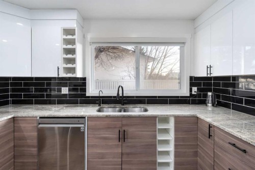 6163 Penworth Road Se, Calgary, AB - Indoor Photo Showing Kitchen With Double Sink With Upgraded Kitchen