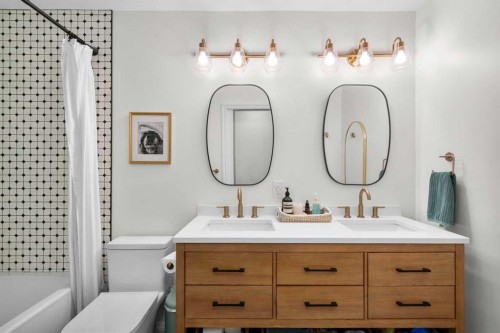 268 Mt Aberdeen Close Se, Calgary, AB - Indoor Photo Showing Bathroom