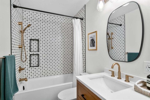 268 Mt Aberdeen Close Se, Calgary, AB - Indoor Photo Showing Bathroom