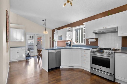 268 Mt Aberdeen Close Se, Calgary, AB - Indoor Photo Showing Kitchen