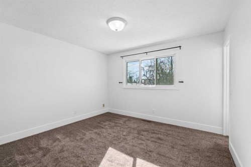 1007 Hunterston Place Nw, Calgary, AB - Indoor Photo Showing Other Room