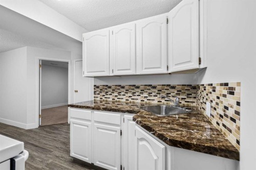 1007 Hunterston Place Nw, Calgary, AB - Indoor Photo Showing Kitchen
