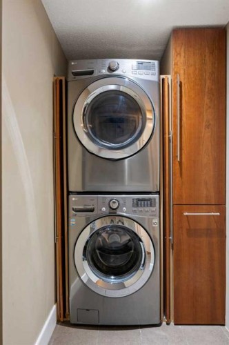 612 Willoughby Crescent Se, Calgary, AB - Indoor Photo Showing Laundry Room