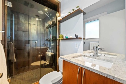 612 Willoughby Crescent Se, Calgary, AB - Indoor Photo Showing Bathroom
