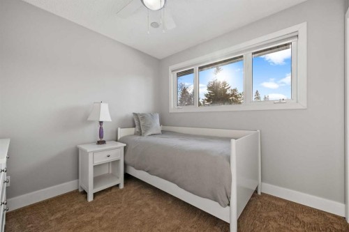 612 Willoughby Crescent Se, Calgary, AB - Indoor Photo Showing Bedroom