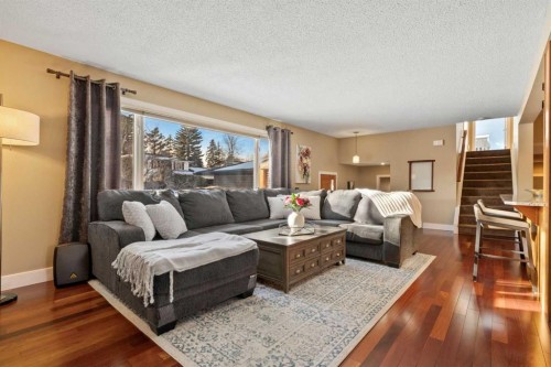 612 Willoughby Crescent Se, Calgary, AB - Indoor Photo Showing Living Room