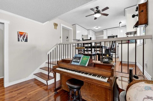 168 Midlake Boulevard Se, Calgary, AB - Indoor Photo Showing Other Room