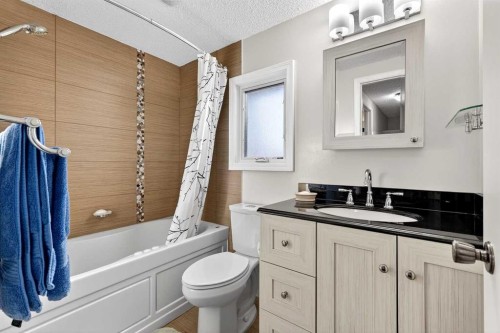 168 Midlake Boulevard Se, Calgary, AB - Indoor Photo Showing Bathroom
