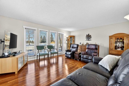 168 Midlake Boulevard Se, Calgary, AB - Indoor Photo Showing Living Room