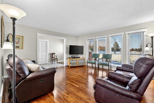 168 Midlake Boulevard Se, Calgary, AB - Indoor Photo Showing Living Room