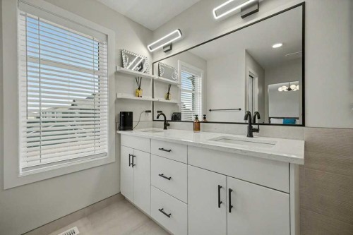 123 Treeline View Sw, Calgary, AB - Indoor Photo Showing Bathroom
