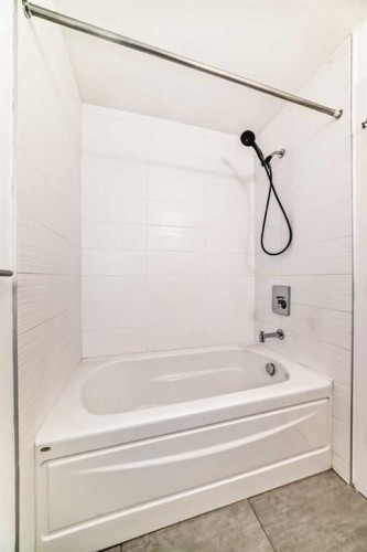109-22 Auburn Bay Link Se, Calgary, AB - Indoor Photo Showing Bathroom