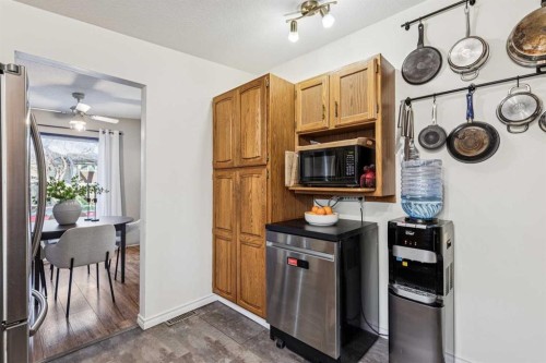 23 Dovercliffe Way Se, Calgary, AB - Indoor Photo Showing Kitchen