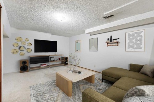 23 Dovercliffe Way Se, Calgary, AB - Indoor Photo Showing Living Room