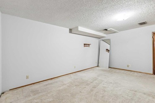 23 Dovercliffe Way Se, Calgary, AB - Indoor Photo Showing Other Room