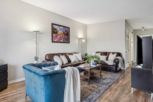 23 Dovercliffe Way Se, Calgary, AB - Indoor Photo Showing Living Room