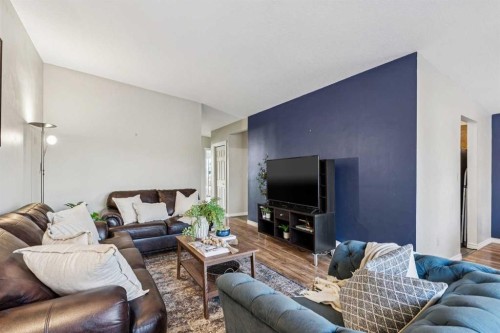 23 Dovercliffe Way Se, Calgary, AB - Indoor Photo Showing Living Room