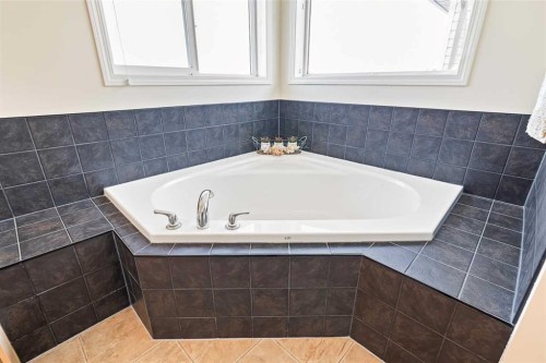 436 Cimarron Boulevard, Okotoks, AB - Indoor Photo Showing Bathroom