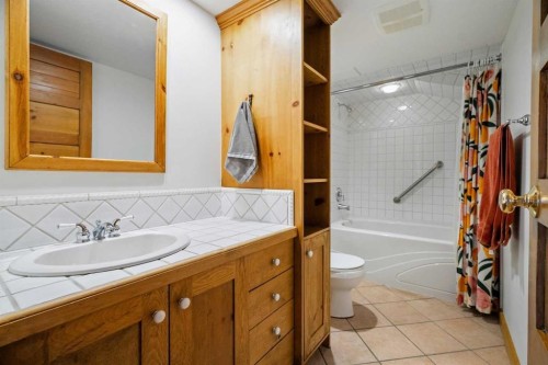 1021 Rundleview Drive, Canmore, AB - Indoor Photo Showing Bathroom