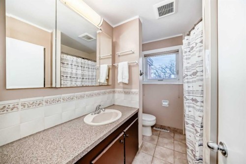 91 Chisholm Crescent Nw, Calgary, AB - Indoor Photo Showing Bathroom