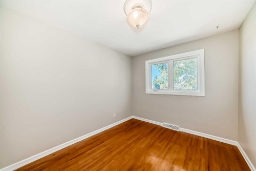 91 Chisholm Crescent Nw, Calgary, AB - Indoor Photo Showing Other Room