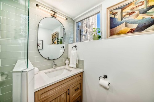 91 Chisholm Crescent Nw, Calgary, AB - Indoor Photo Showing Bathroom