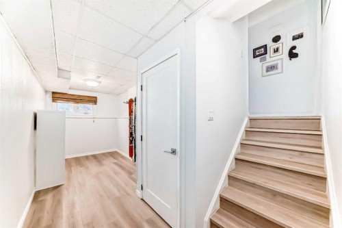 91 Chisholm Crescent Nw, Calgary, AB - Indoor Photo Showing Other Room