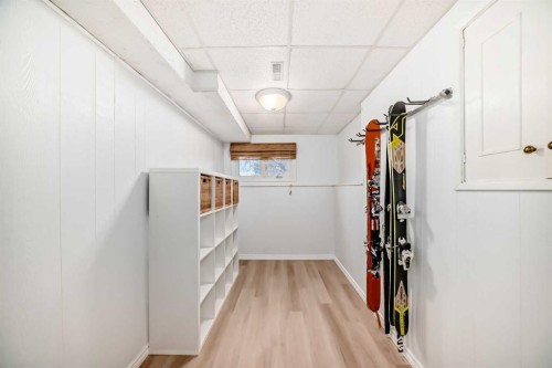 91 Chisholm Crescent Nw, Calgary, AB - Indoor Photo Showing Other Room
