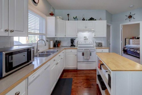 1310 23 Avenue, Didsbury, AB - Indoor Photo Showing Kitchen With Double Sink