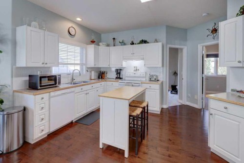1310 23 Avenue, Didsbury, AB - Indoor Photo Showing Kitchen With Double Sink