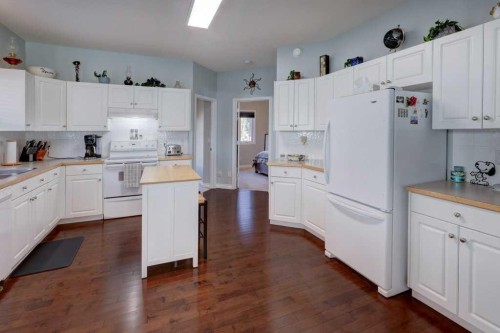 1310 23 Avenue, Didsbury, AB - Indoor Photo Showing Kitchen