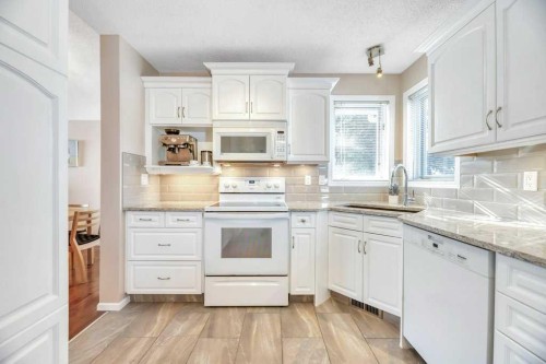 11 Maple Garden, Strathmore, AB - Indoor Photo Showing Kitchen