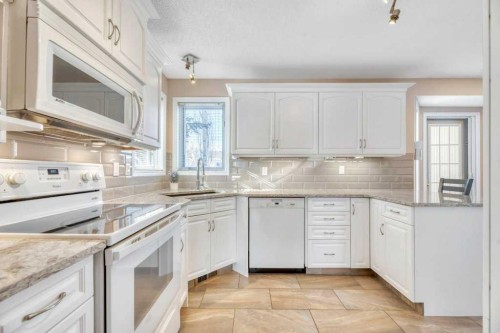 11 Maple Garden, Strathmore, AB - Indoor Photo Showing Kitchen