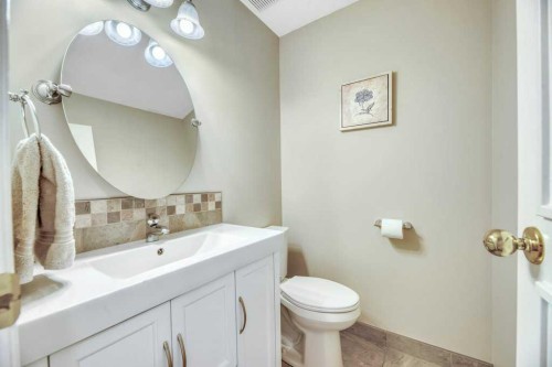 11 Maple Garden, Strathmore, AB - Indoor Photo Showing Bathroom