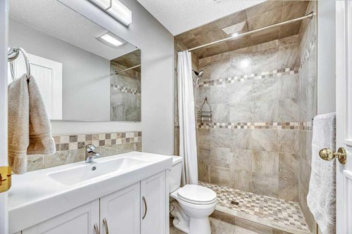 11 Maple Garden, Strathmore, AB - Indoor Photo Showing Bathroom
