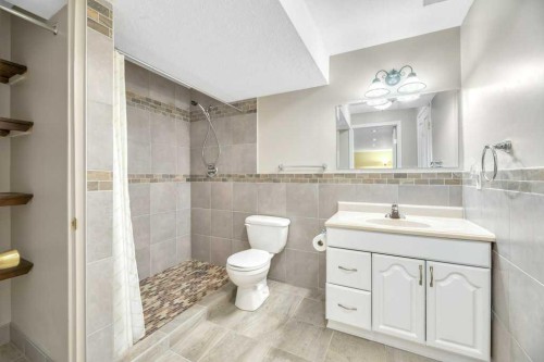 11 Maple Garden, Strathmore, AB - Indoor Photo Showing Bathroom