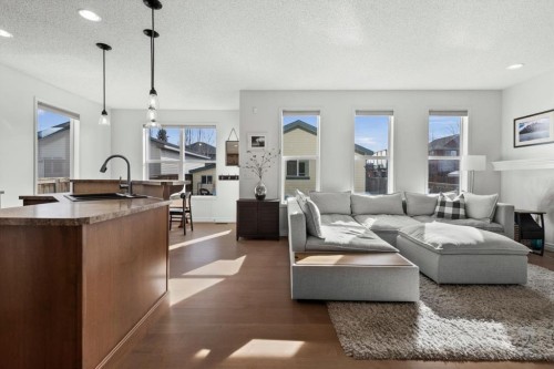 800 Prestwick Circle Se, Calgary, AB - Indoor Photo Showing Living Room